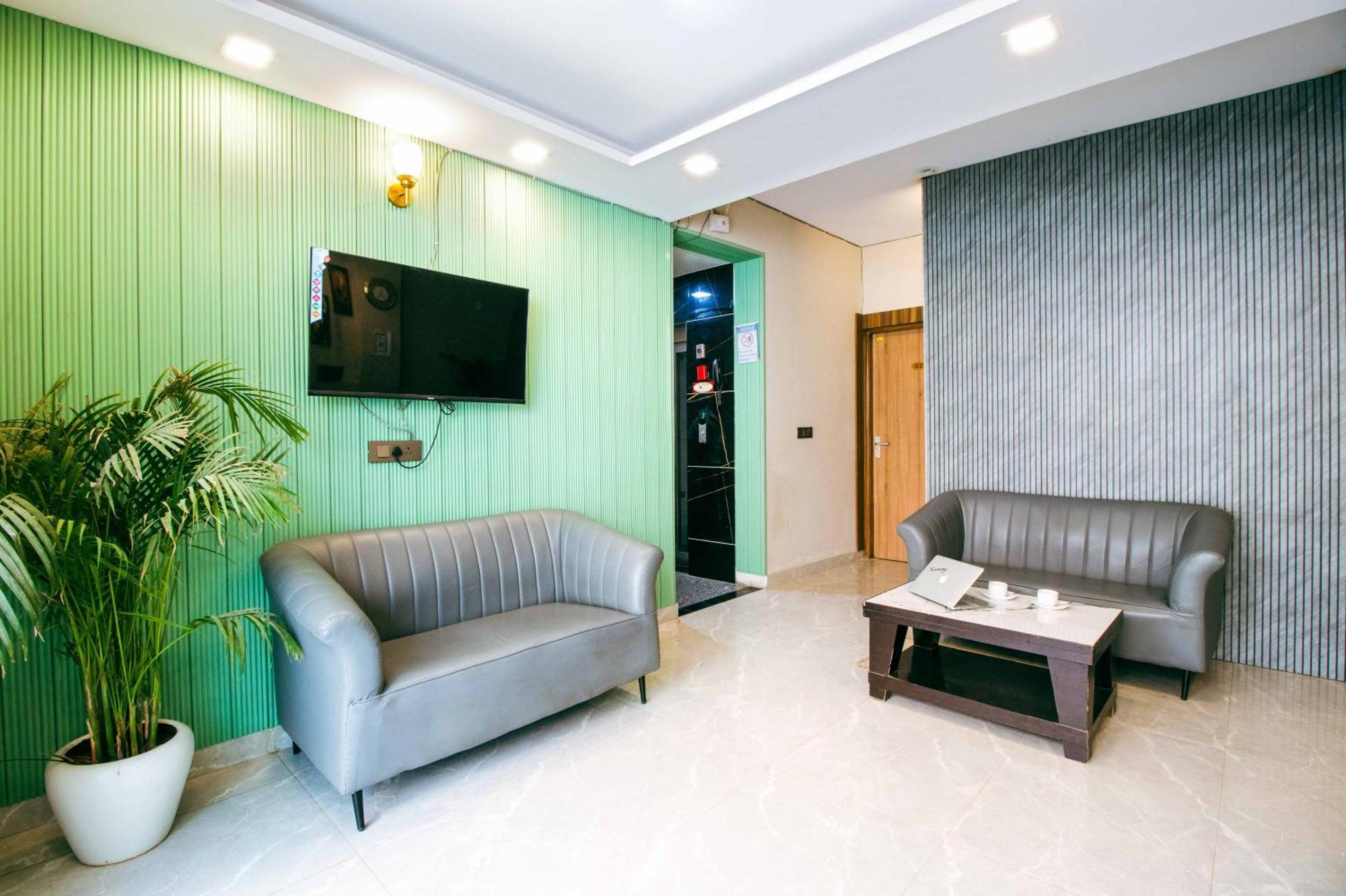 Treebo Elite Corporate, Sector 62 Hotel Ноида Екстериор снимка
